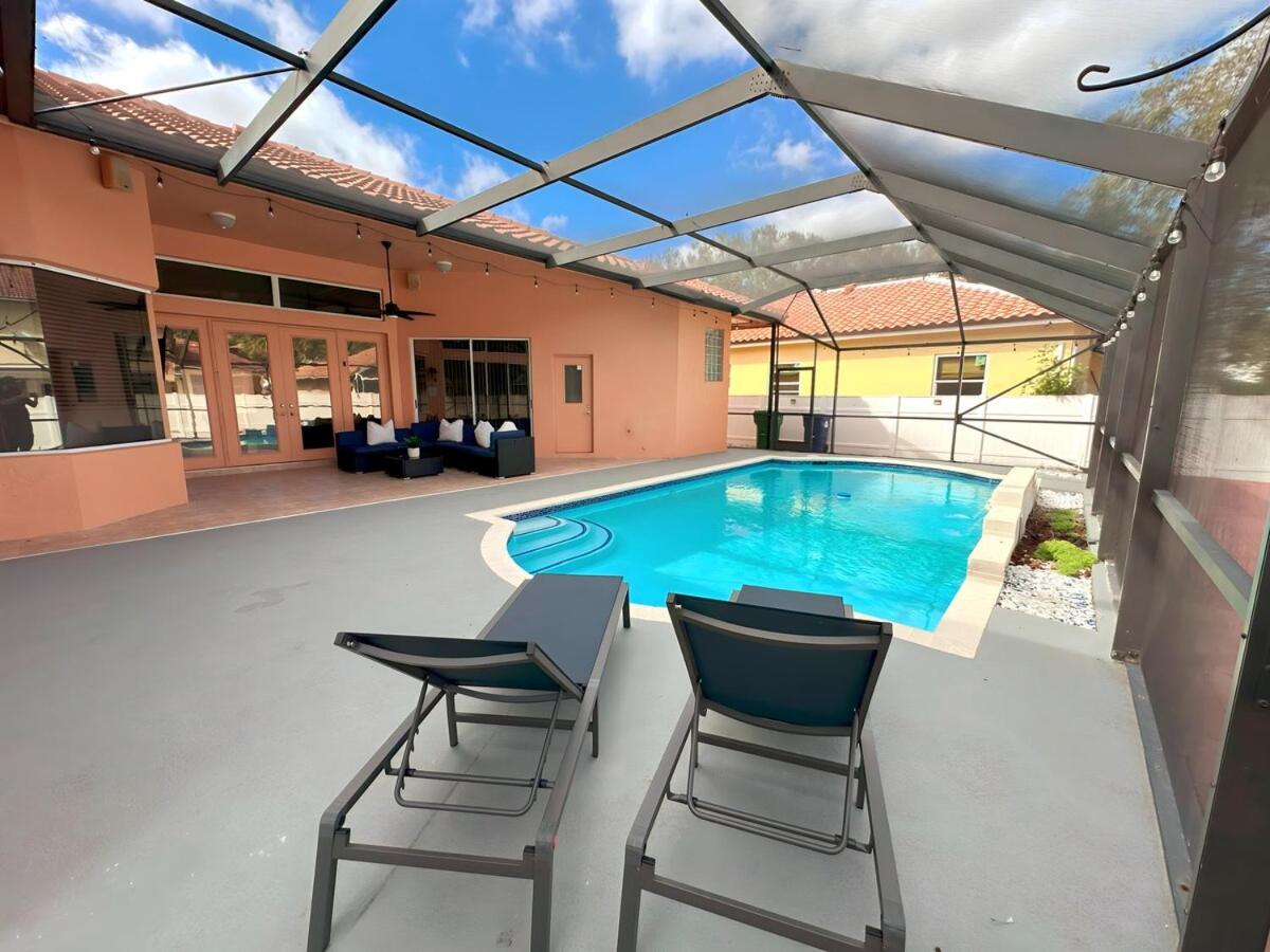 Luxurious 4-Bedroom House with Pool - B&B Coral Springs