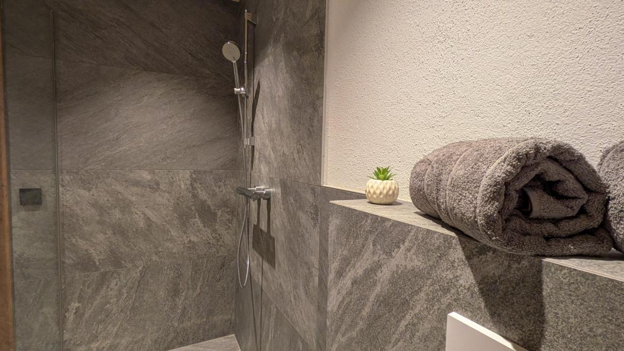 Bungalow in ruhiger Sonnenlage direkt am Lechweg - B&B Stanzach