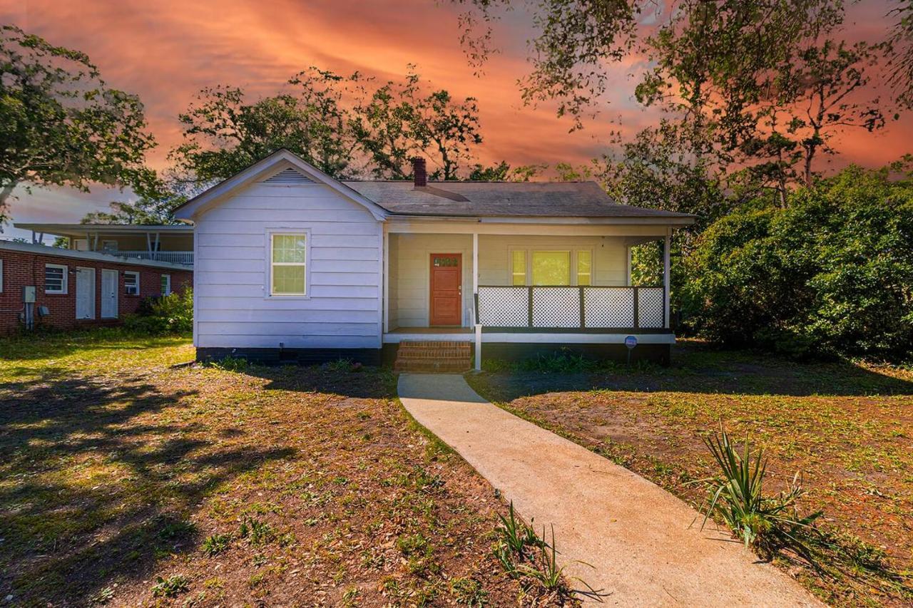 Beachy Central, Near Beach, 2 King Beds, Crib, Huge Private Yard, Patio, Porch, BBQ, & Firepit - B&B Myrtle Beach