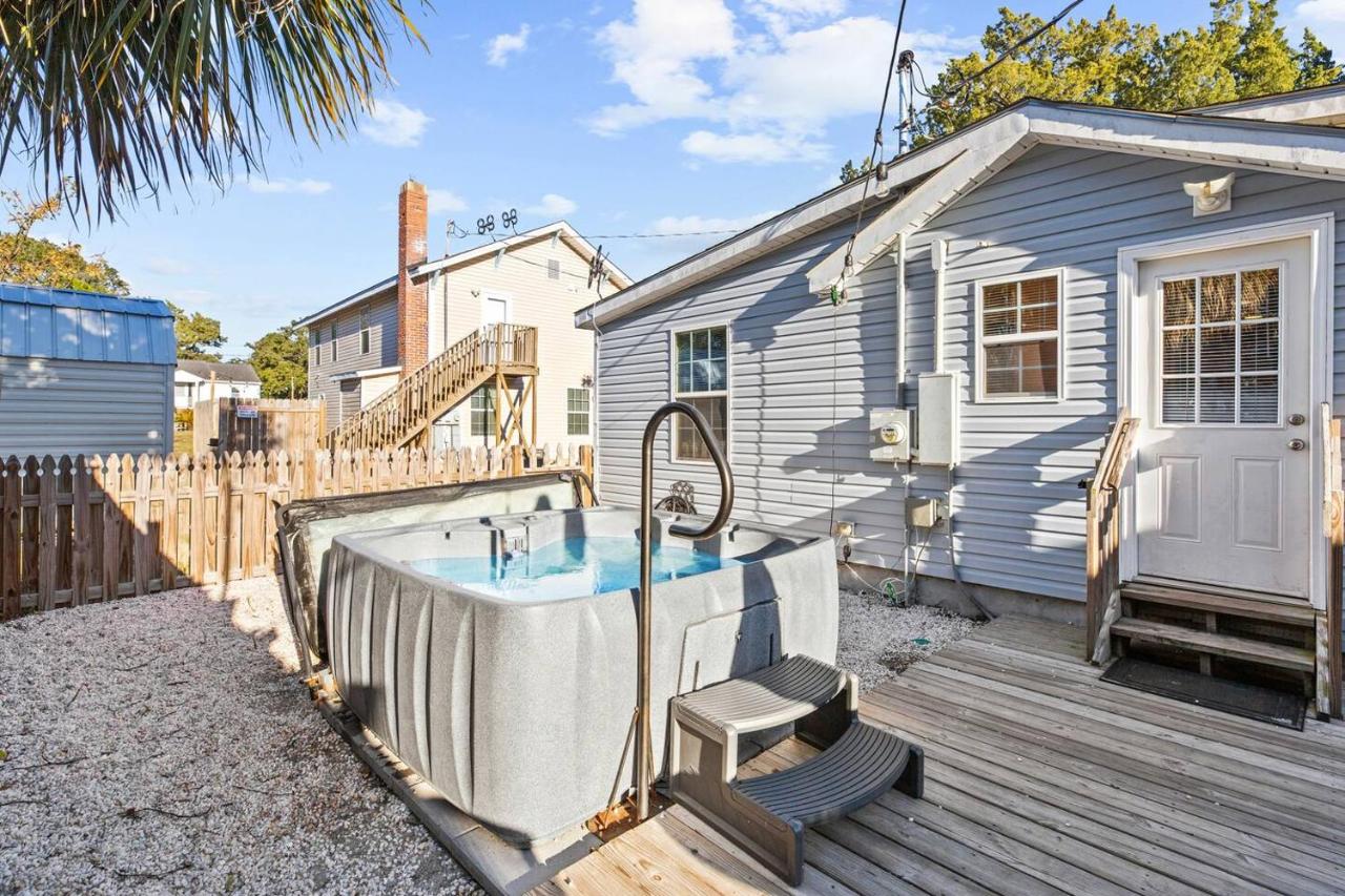 Beautiful Centrally Located Beach House w King Bed, Private Hot tub, Yard, Deck & BBQ - B&B Myrtle Beach