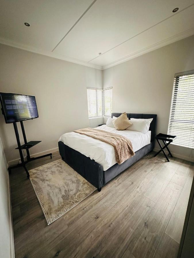 Luxury Modern Apartment in Bryanston with Fast Wi-Fi, Balcony & Parking - Bed and Breakfast Johannesburg