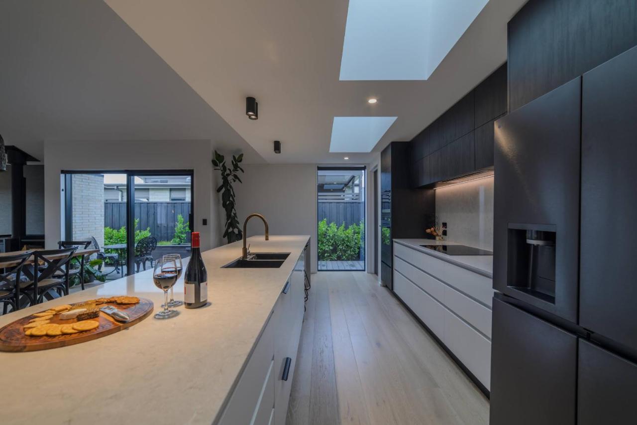 Stylish Home w- Private Spa Indoor & Outdoor Fire - B&B Prebbleton