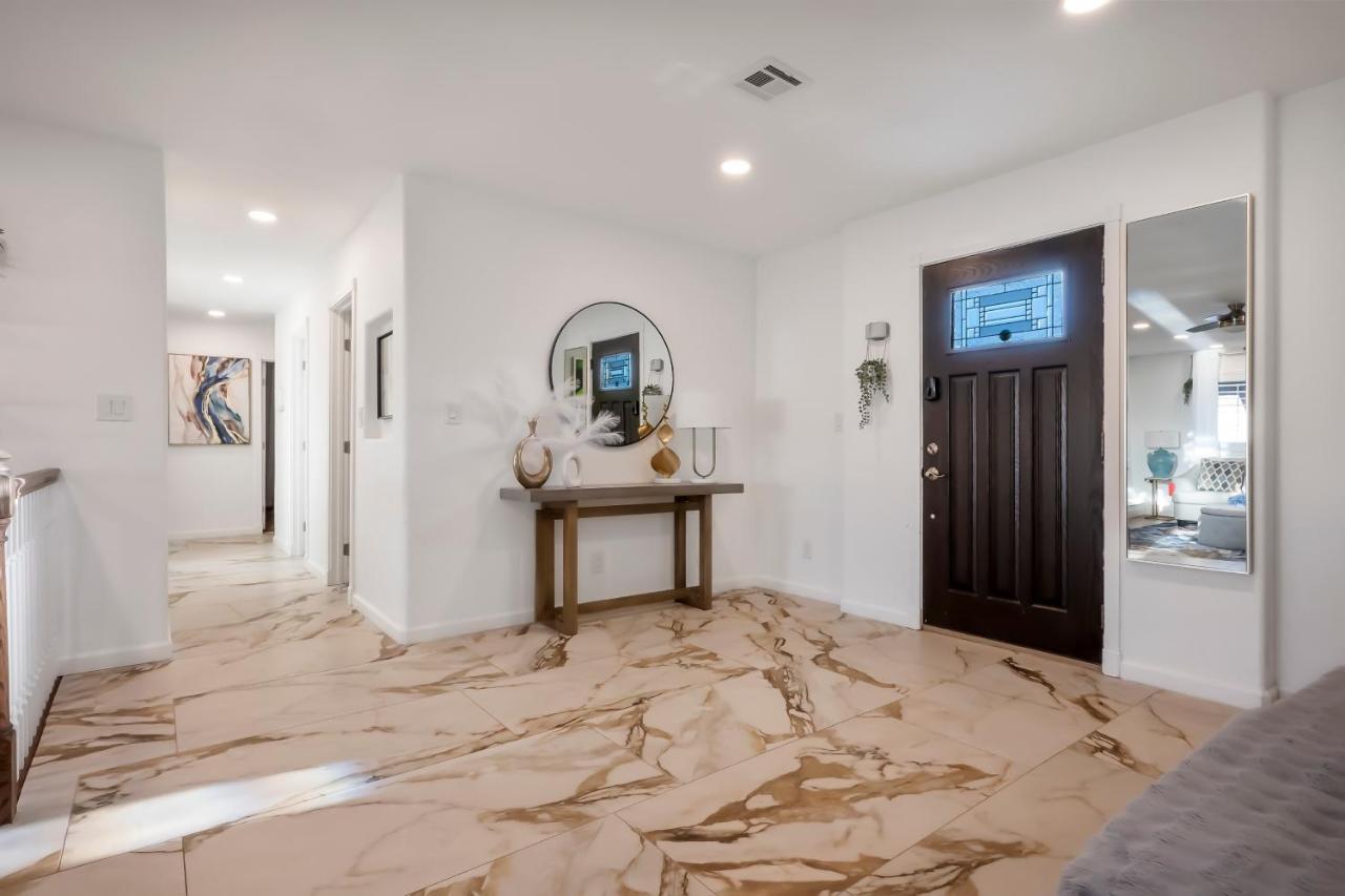Ranch Style Home with Pool, Hot Tub, BBQ Near Strip - Chambres d'hôtes Las Vegas
