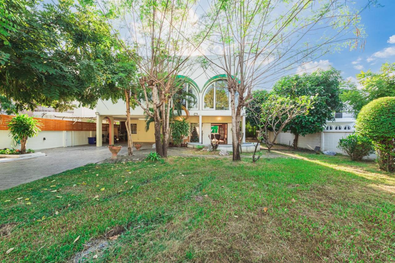 Bangkok Cozy Garden Pool Villa Sukhumvit - B&B Phra Khanong