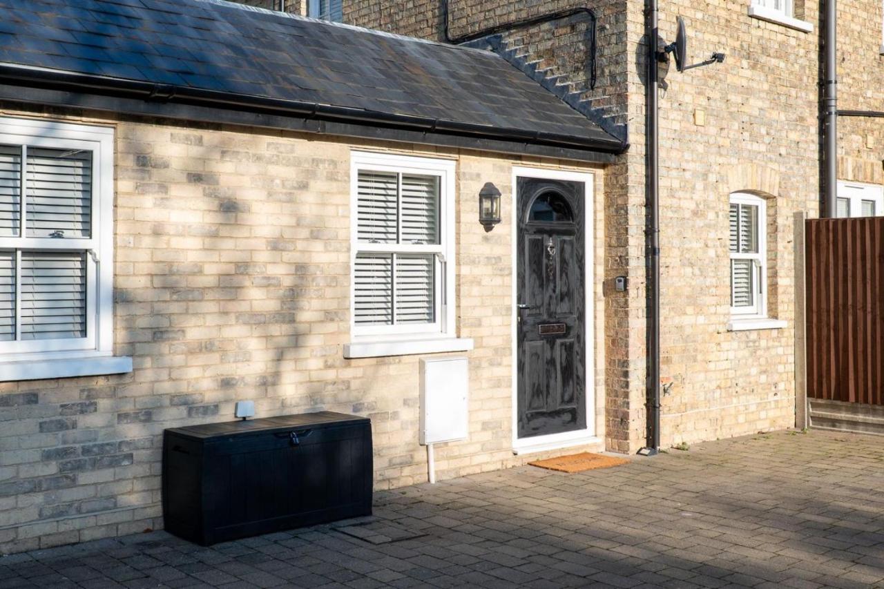 Modern 2 Bed Flat - WiFi - Town Centre - Free Parking - B&B Bedford