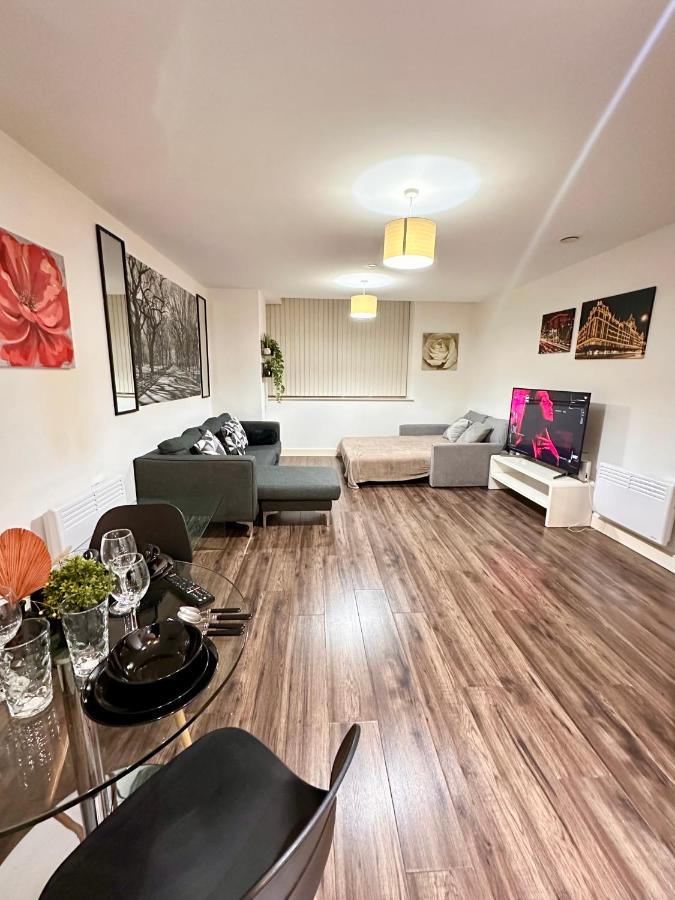 2 Bed Apartment, Free Parking, Broad St Bham City Centre, Sleeps 4 - B&B Birmingham