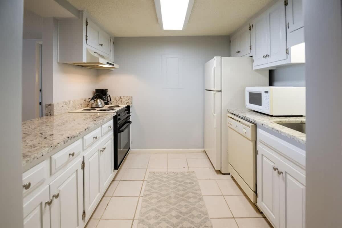 Sandcastle Court #220 -Kitchen - B&B Franklintown