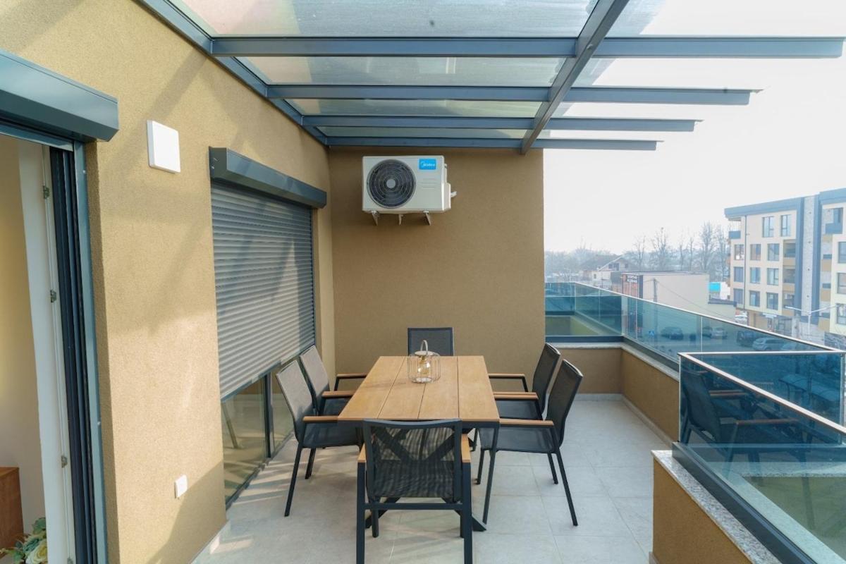Modern apartment with terrace in Petrovec - Chambres d'hôtes Petrovec