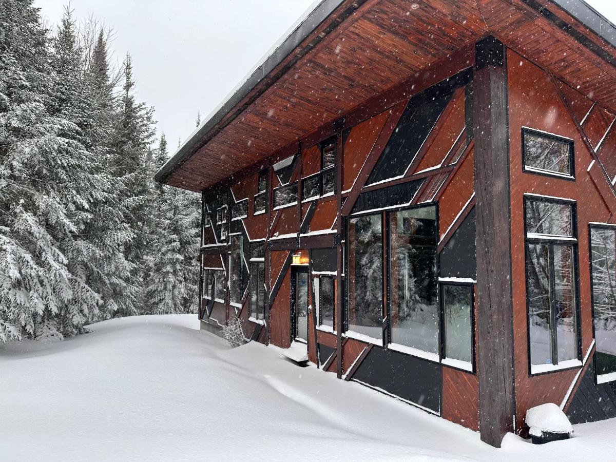 The Sculptural Nature Escape, hot tub, Billiards - Bed and Breakfast Val-David