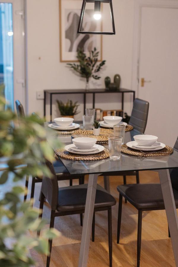 Modern 3 Bedroom House In Salford, Sleeps 7, 16 Minutes from Manchester City Centre, Free Parking & Wi-Fi, Weekly And Monthly Stays, Great Rates Available At Peachy Stays - Chambres d'hôtes Manchester
