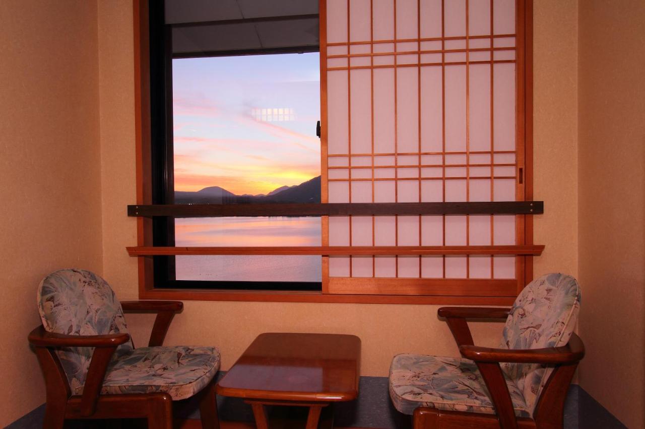Camera in Stile Giapponese Doppia con Letti Singoli con Vista sul Lago e sul Monte Fuji e Bagno