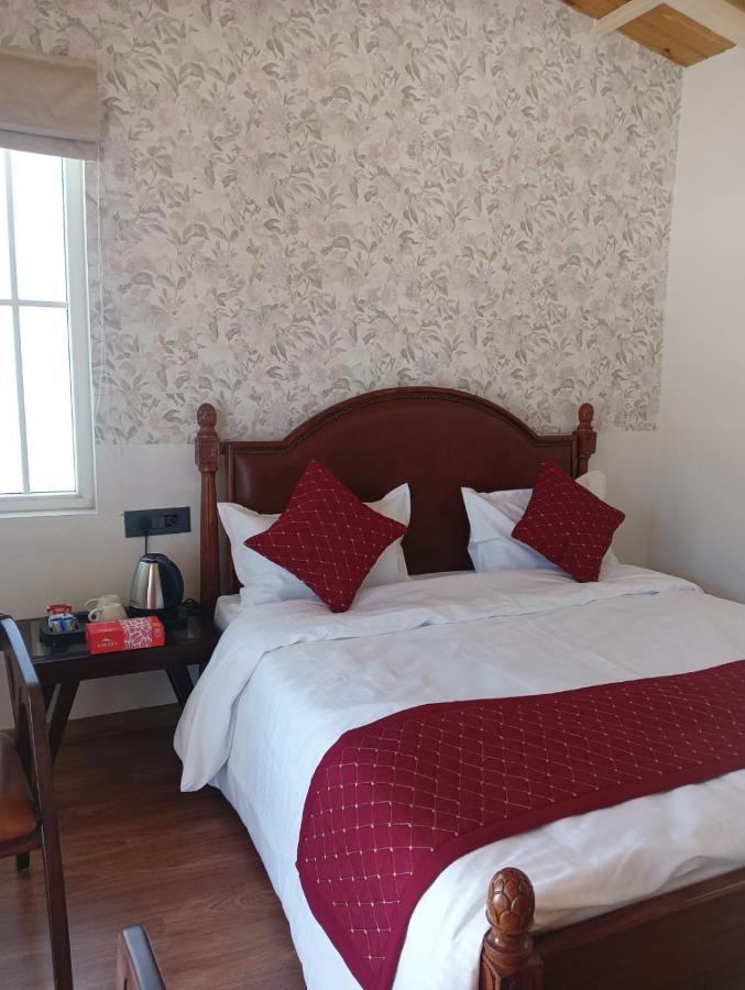 Habitación con cama grande y vistas al mar