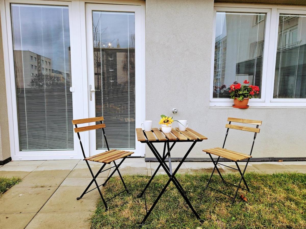 SUPERIOR PRAGUE 2BR APARTMENT for Business & Leisure, Private Garden, Free Parking & Gym, by LIVE-INN 1 - Chambres d'hôtes Prague
