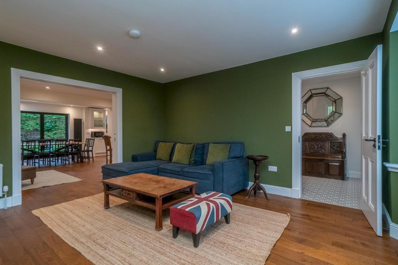 Spacious 5-Bed Home with Garden Parking - Pass the Keys - B&B Edinburgh