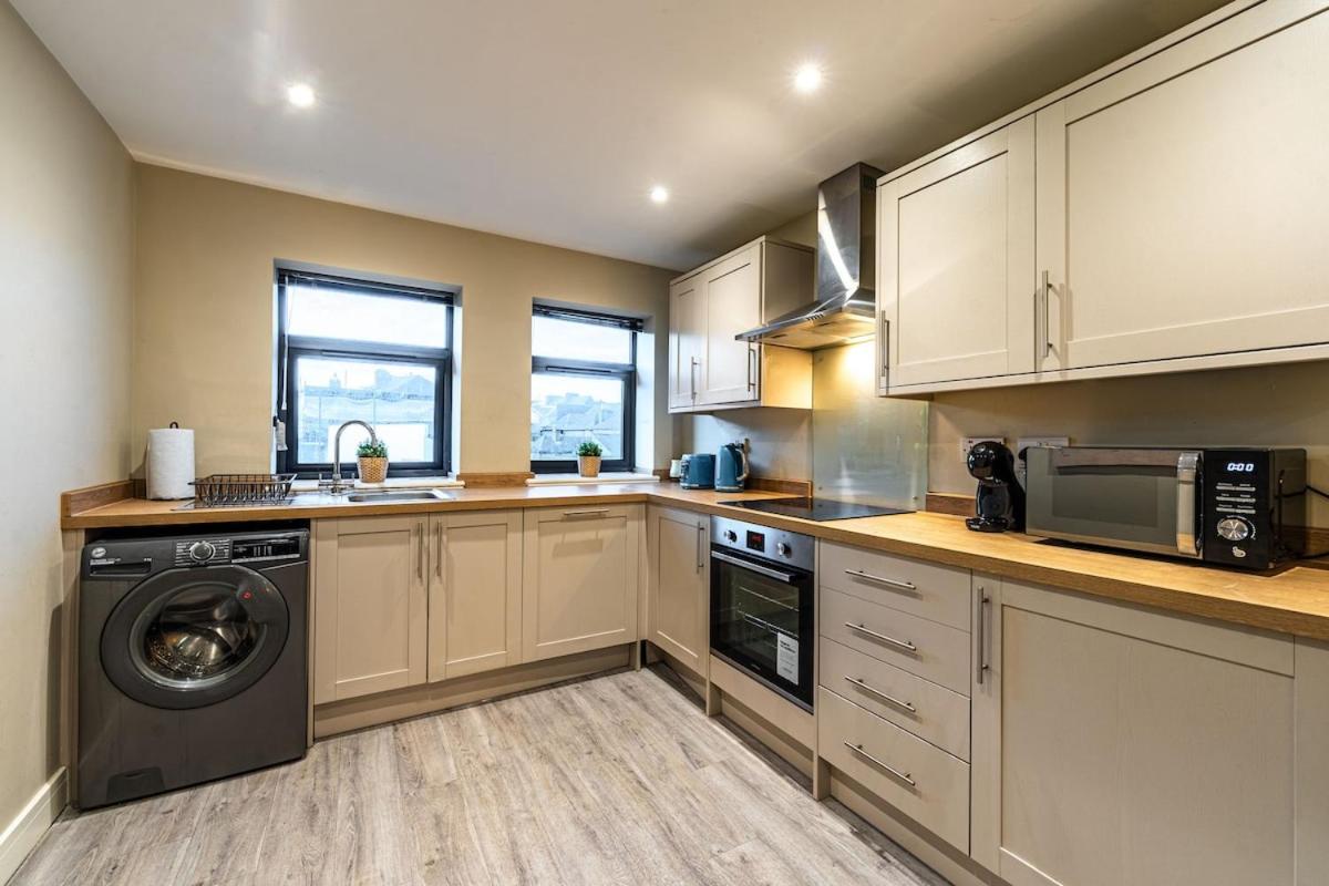 Bright & Modern 2BR Flat, Central Chatham, Sleeps 4 - B&B Chatham