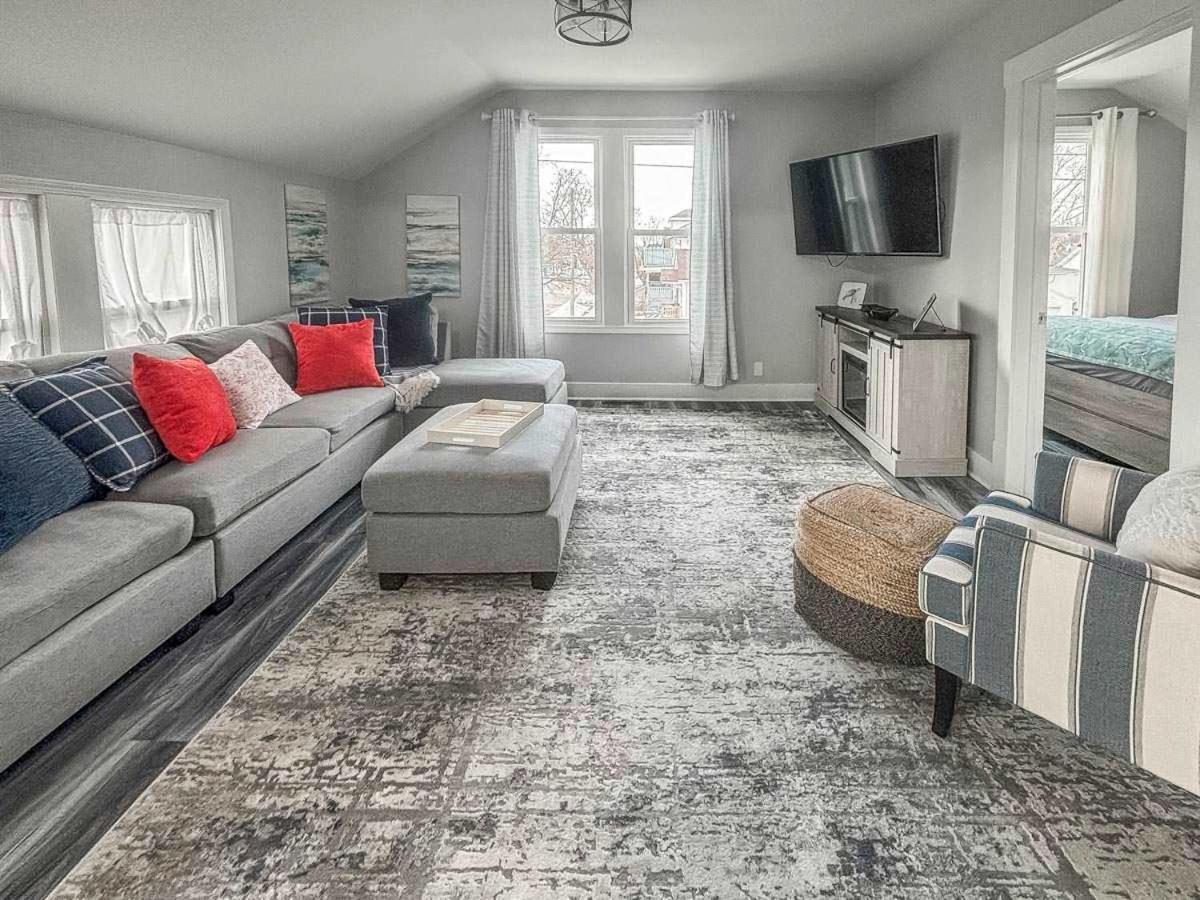 Sleeps 6 Near Neshotah Beach and Lake Michigan - B&B Two Rivers