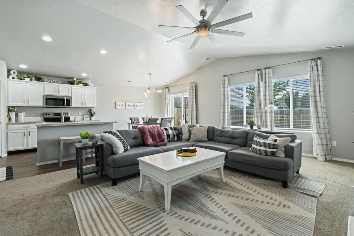 Spacious Cool Springs! Central Nampa 3 Bed - Bed and Breakfast Nampa