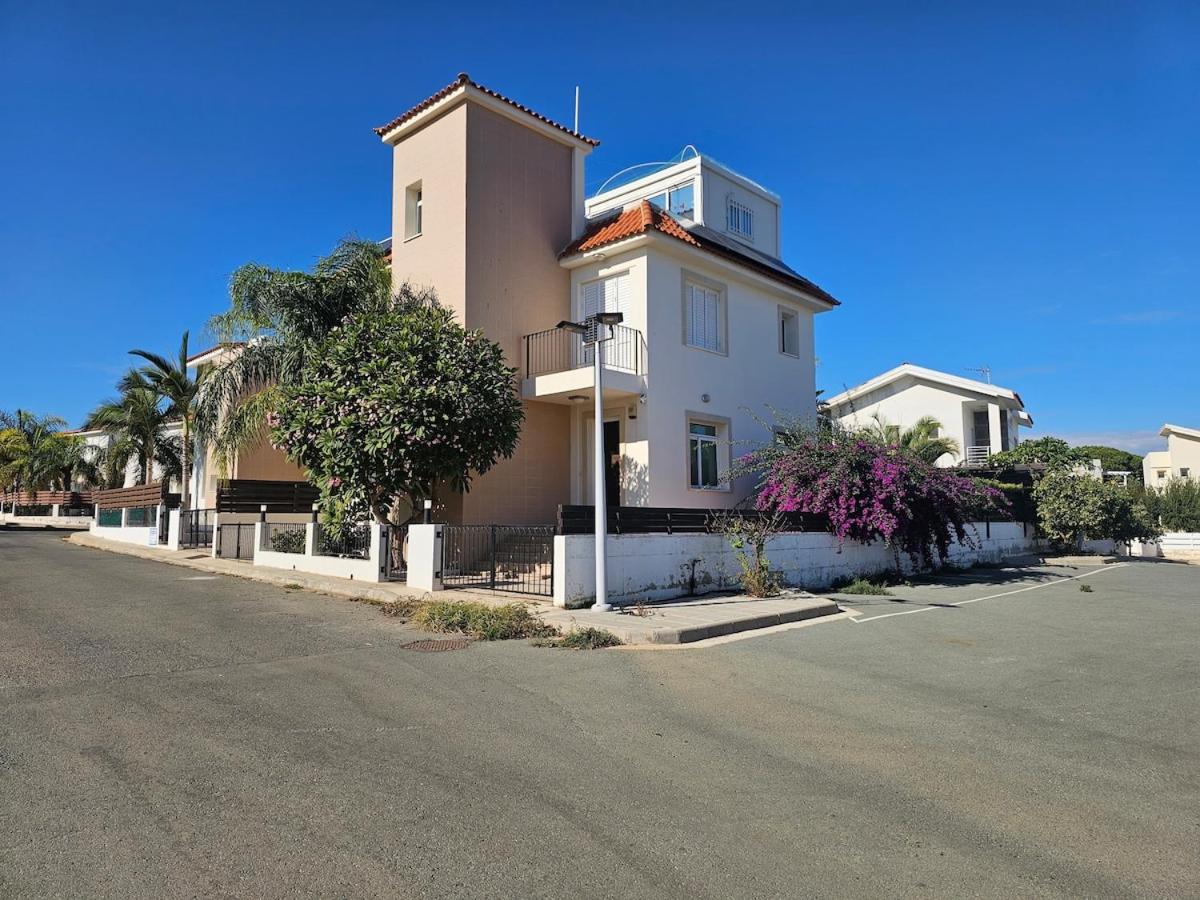 Beautiful 4 bdr villa mins away from Fig tree bay! - B&B Paralímni