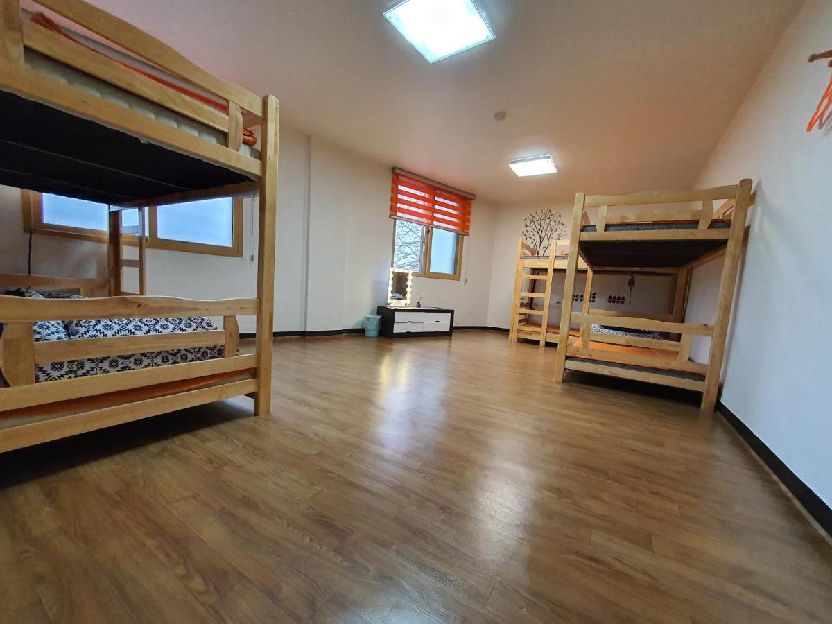 Lit dans Dortoir pour Femmes de 6 Lits