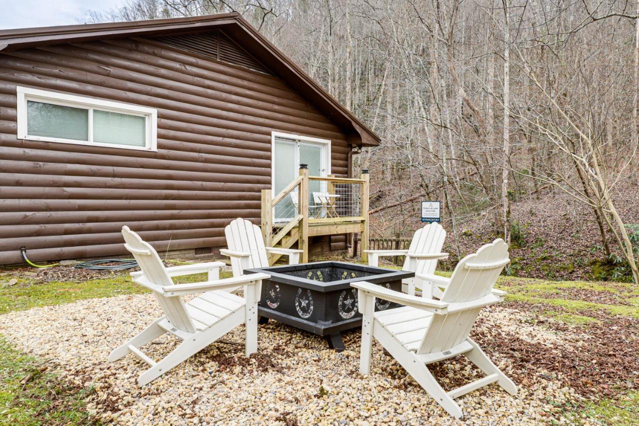 Creekside Home w/ Hot Tub, 3 Mi to Dtwn Gatlinburg - Chambres d'hôtes Gatlinburg
