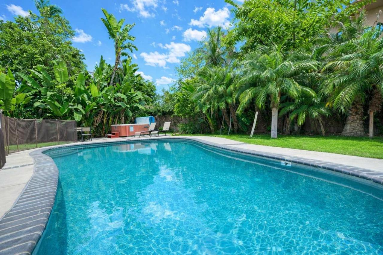 Rainforest Villa 4 Bedroom PoolSpa Walk2Disneyland - B&B Anaheim
