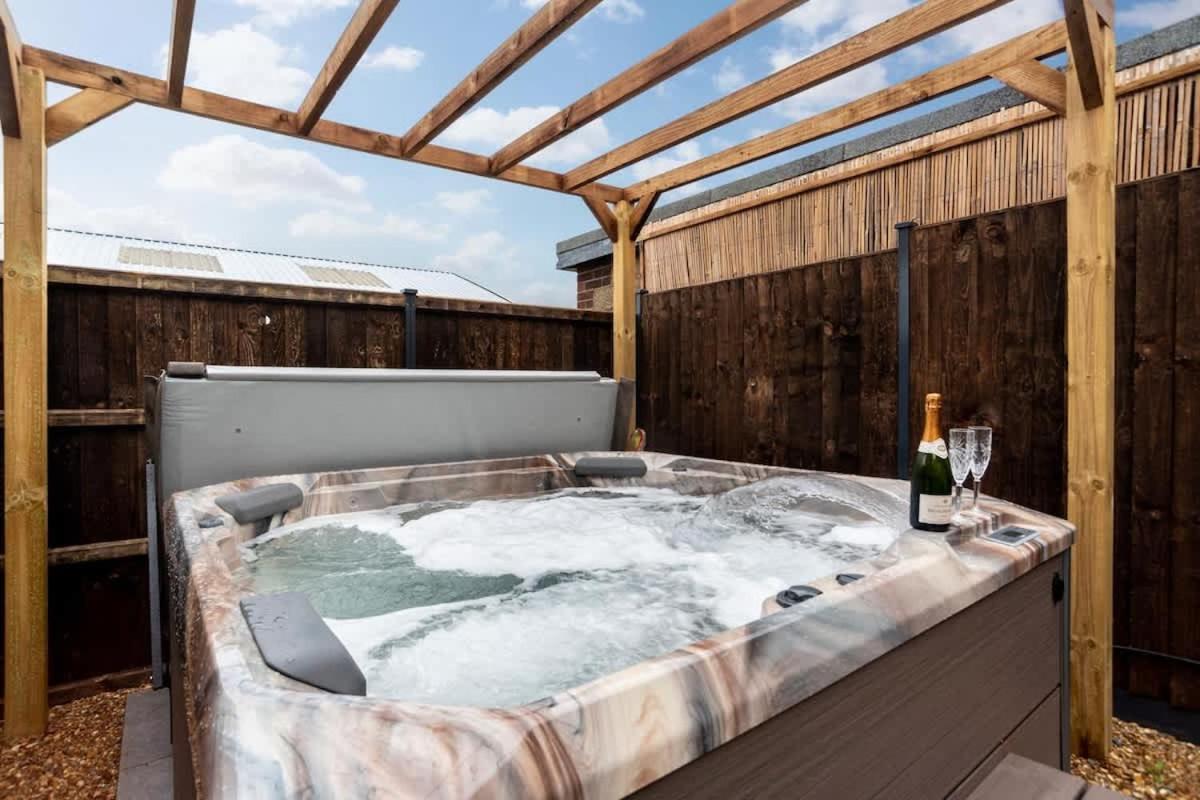 6BR Luxury Beach House Hot Tub & Sea Views - B&B Cromer