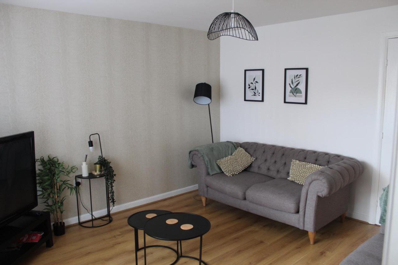 Ideal for Contractors 3 Bed House, Driveway Parking, 19 mins to Liverpool Centre - B&B Liverpool