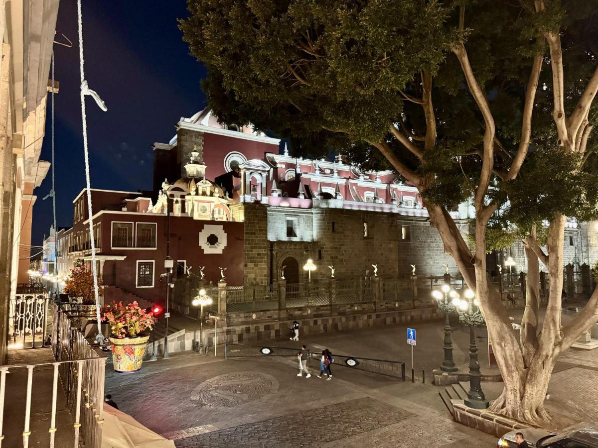 Vista Única a la Catedral desde tu Balcón Privado - B&B Puebla City