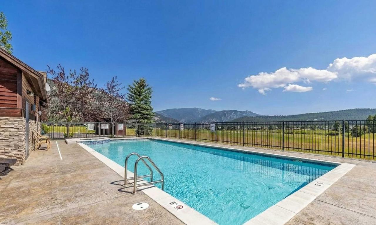 Big Sky Getaway - Fireplace Pool Access - B&B Big Sky