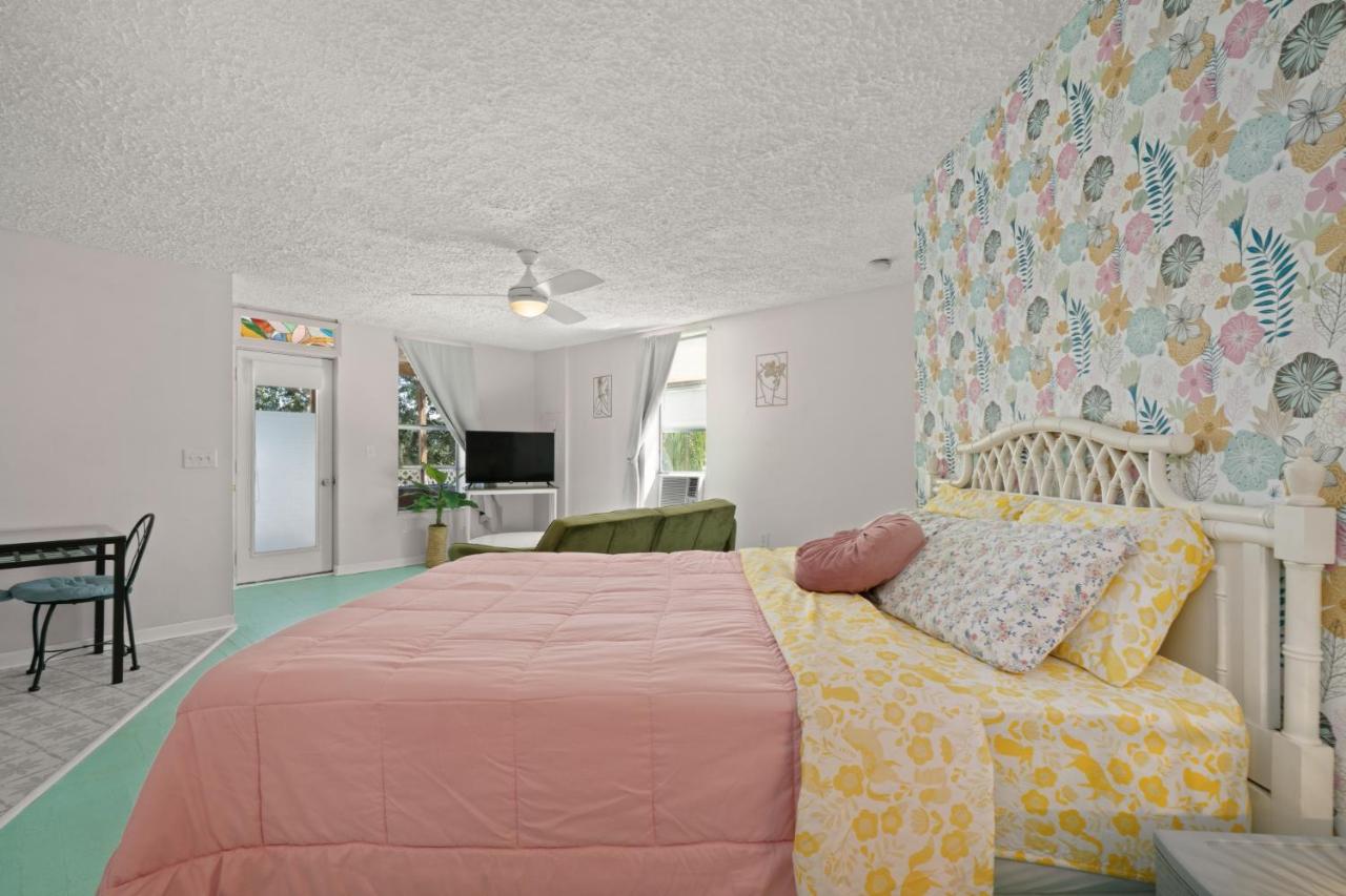 Sebring Circle Studio Stay- Postcard Mural Views - Ferienwohnung Sebring