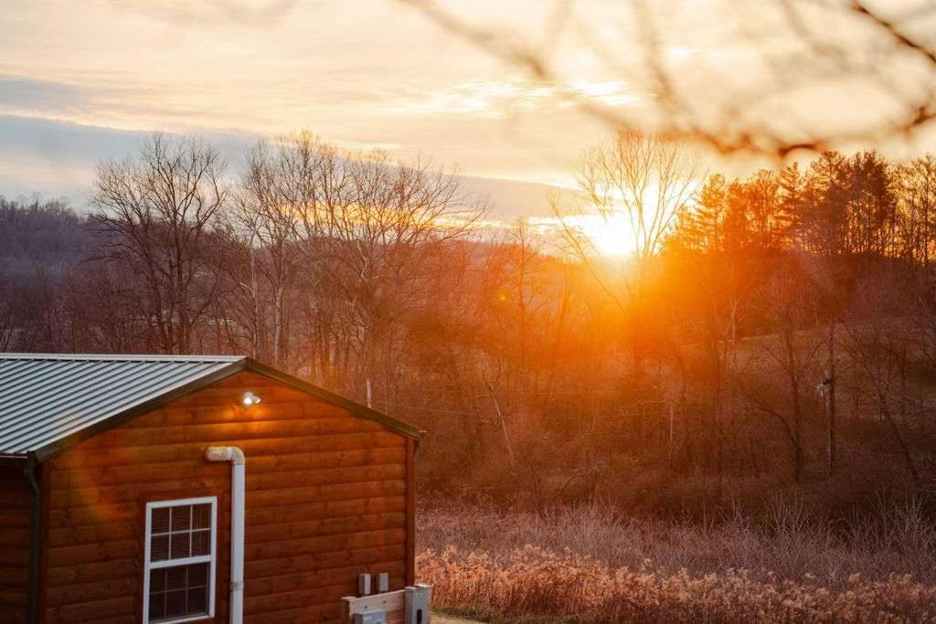 Cedar Wrapped Cozy Villa Cabin - 4 miles from Trails - Bed and Breakfast Laurelville