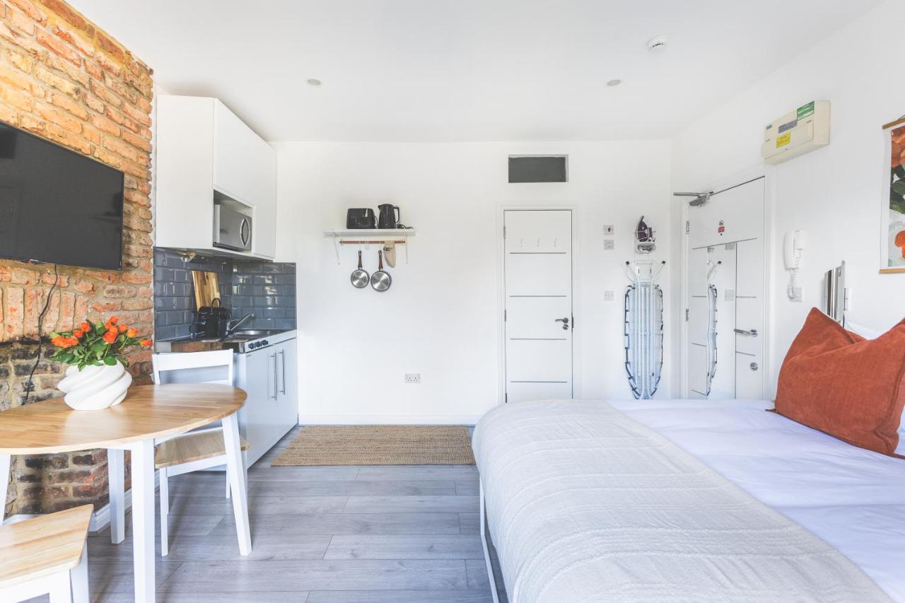 Amazing serviced accommodations for Corporate Contractors and Leisure clients Located at a walking distance from three majors Underground and Overground stations - Chambres d'hôtes Londres