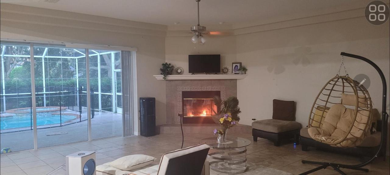 Elegant Hideaway with Heated Pool, Spa & Reclining Bliss - B&B Valrico