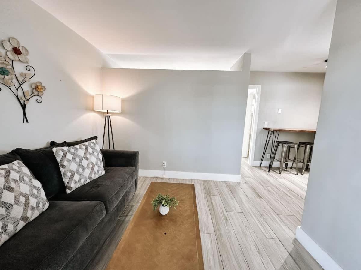 Rustic Retreats Cozy 1BR for 4 guests minutes from Las Olas