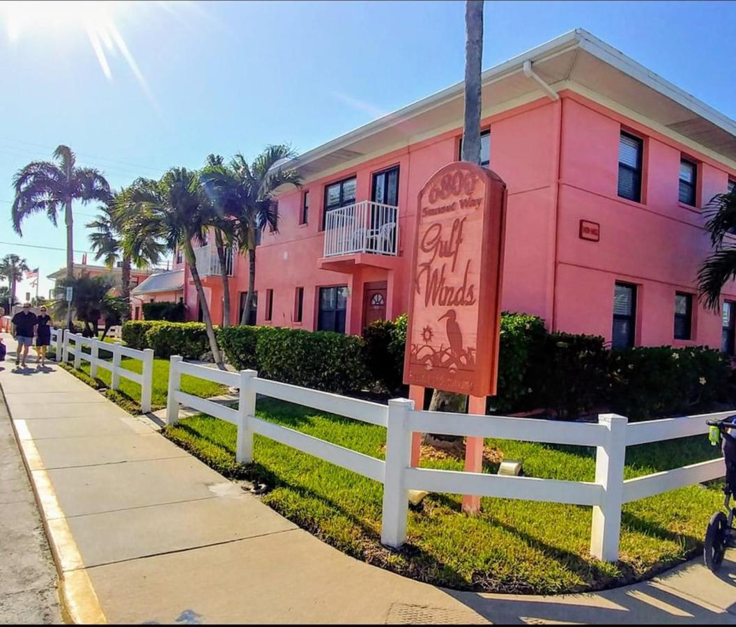 Steps to the Sand, 2 Bedroom Condo Near Restaurants, Heated Pool - B&B St. Pete Beach