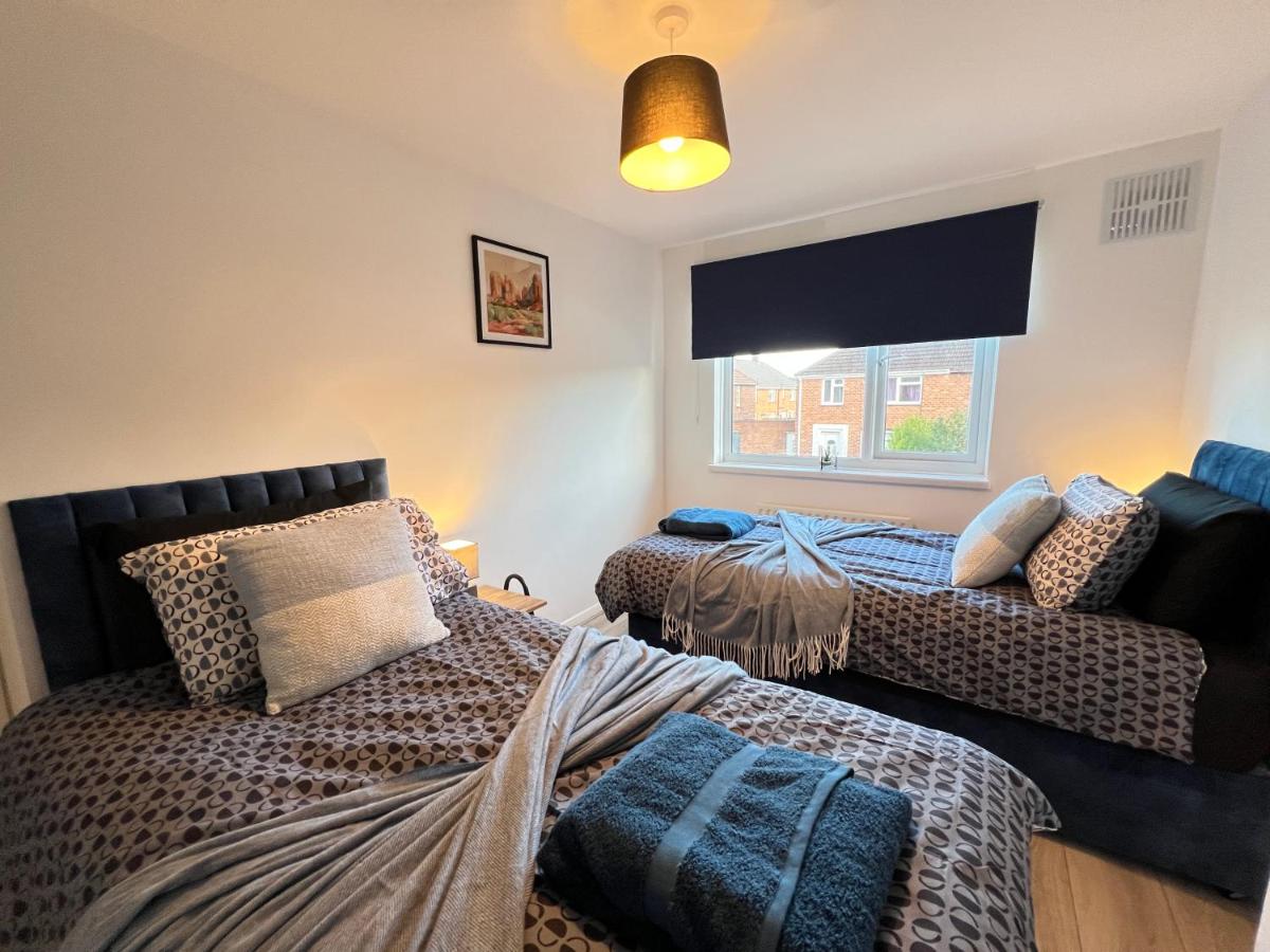 Grimsby Home Sleeps 9 with Free Parking - Ferienwohnung Bradley