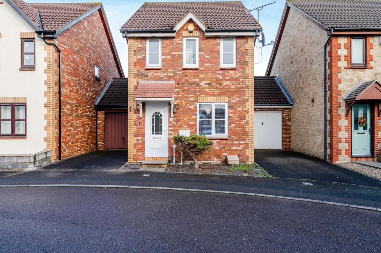 Entire 3 Bedroom Home in Bristol Free Parking & WiFi Near M5 & M32 - Bed and Breakfast Bristol