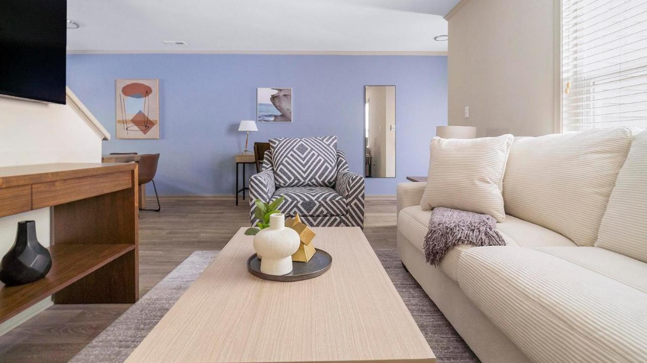 Landing Incredible 2BD Tennis Court Gym - Chambres d'hôtes Raleigh