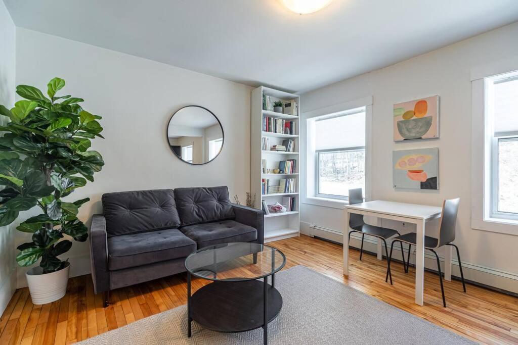 Gorgeous & Sunny Executive Suite AC, Unit #2 - B&B Halifax