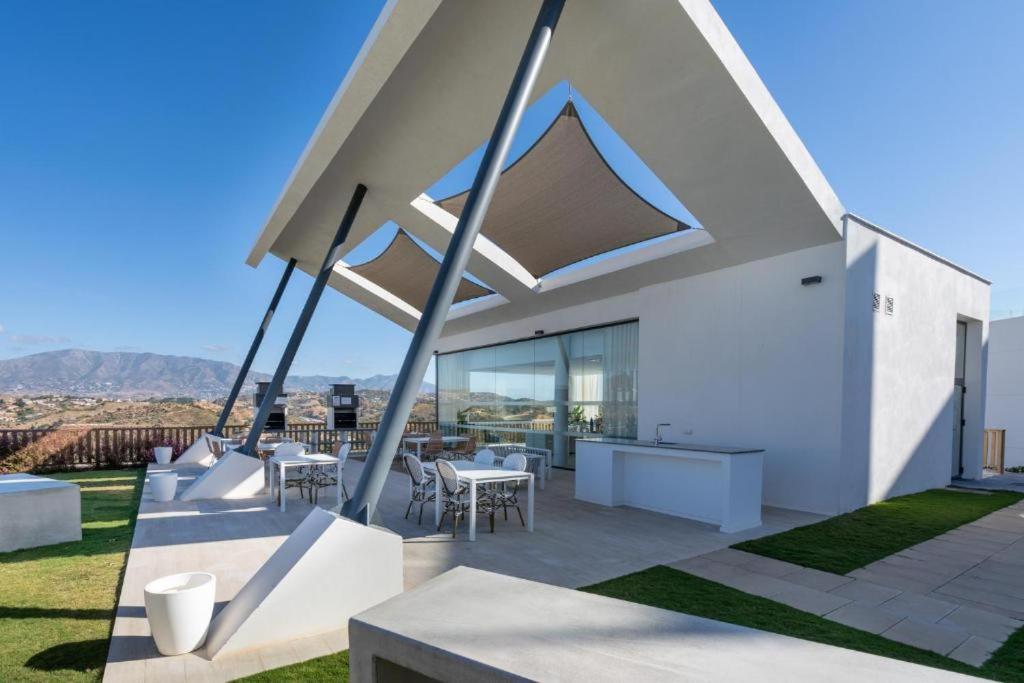 Brand New Pool view apartment Groundfloor 6p 2BR - La cala de Mijas - Casa Banderas - w Terrace and garden - close to Golf courts - Chambres d'hôtes Mijas Costa