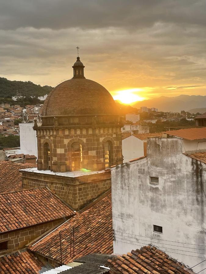 Apartamento central con parqueadero - B&B San Gil