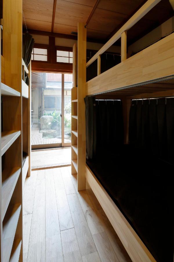 Lits Superposés dans Dortoir pour Femmes de 6 Lits