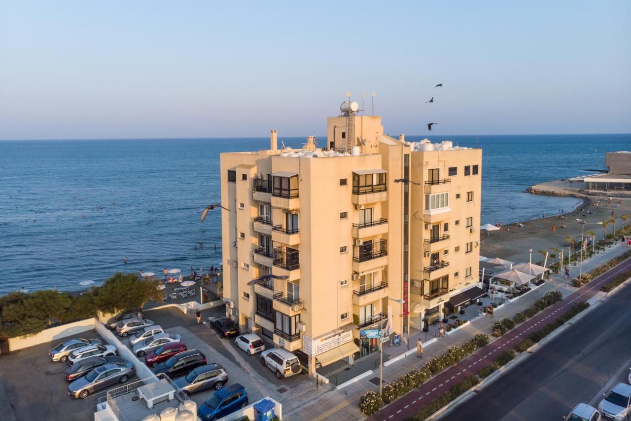 Lazuli Sea View Beachfront Studio Nr 305 - Bed and Breakfast Larnaca