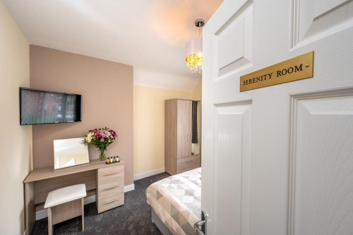 Stylish Three Bedroom Property With Parking - Ferienwohnung Solihull