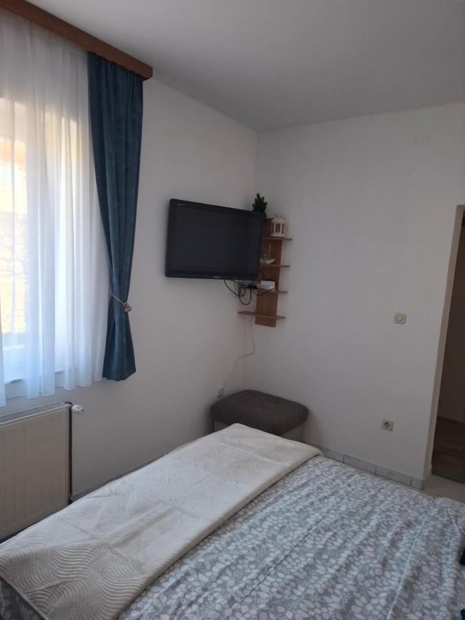 Habitación con cama extragrande y vistas a la montaña