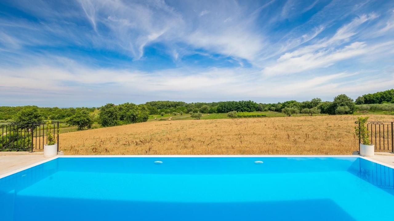 Beautiful Villa Casa Nova with pool in Brtonigla - B&B Brtonigla