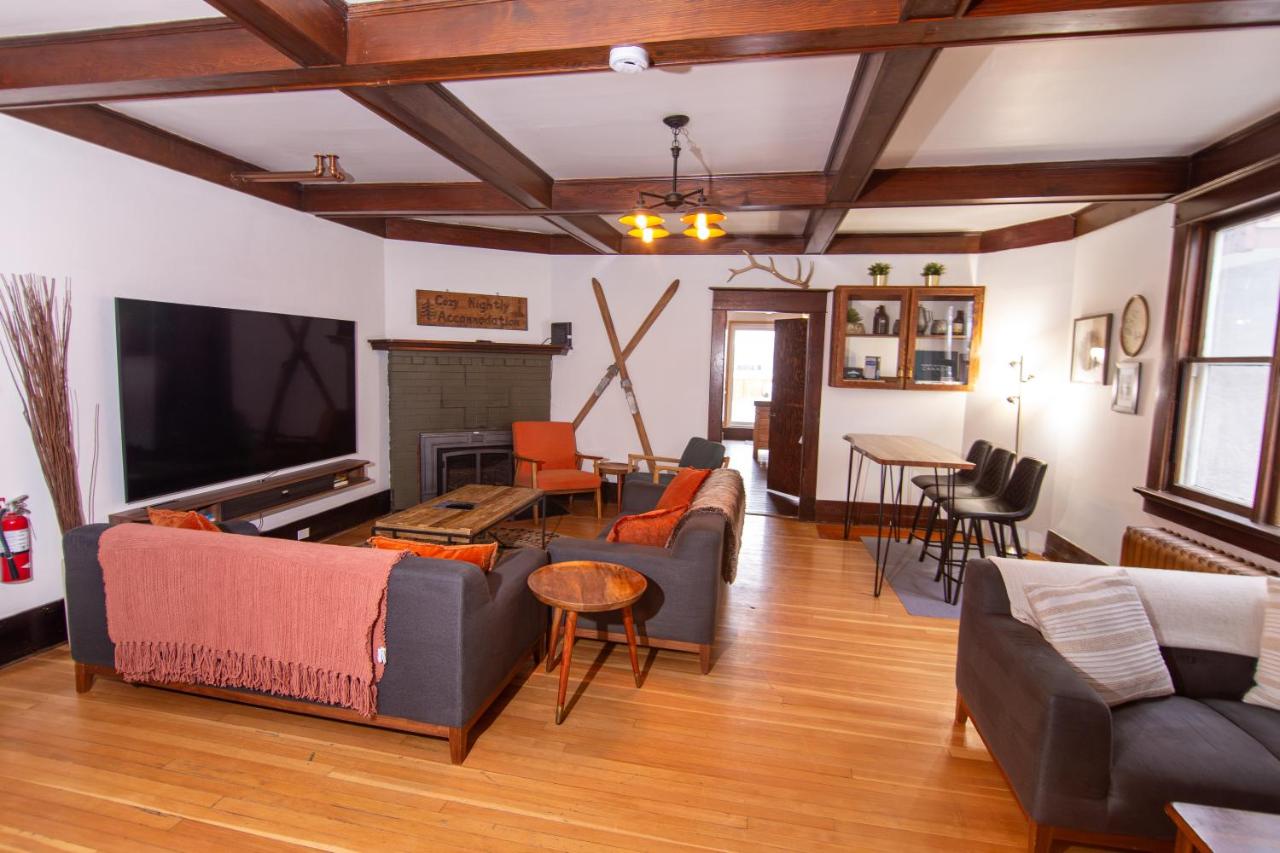 Mountain View Retreat in the heart of Banff - Massive House Sleeps 23 - Chambres d'hôtes Banff