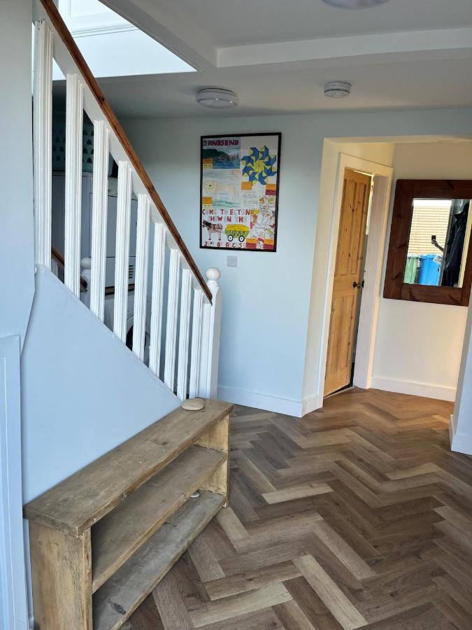 Home from home beach house close to the sea - B&B Sandsend