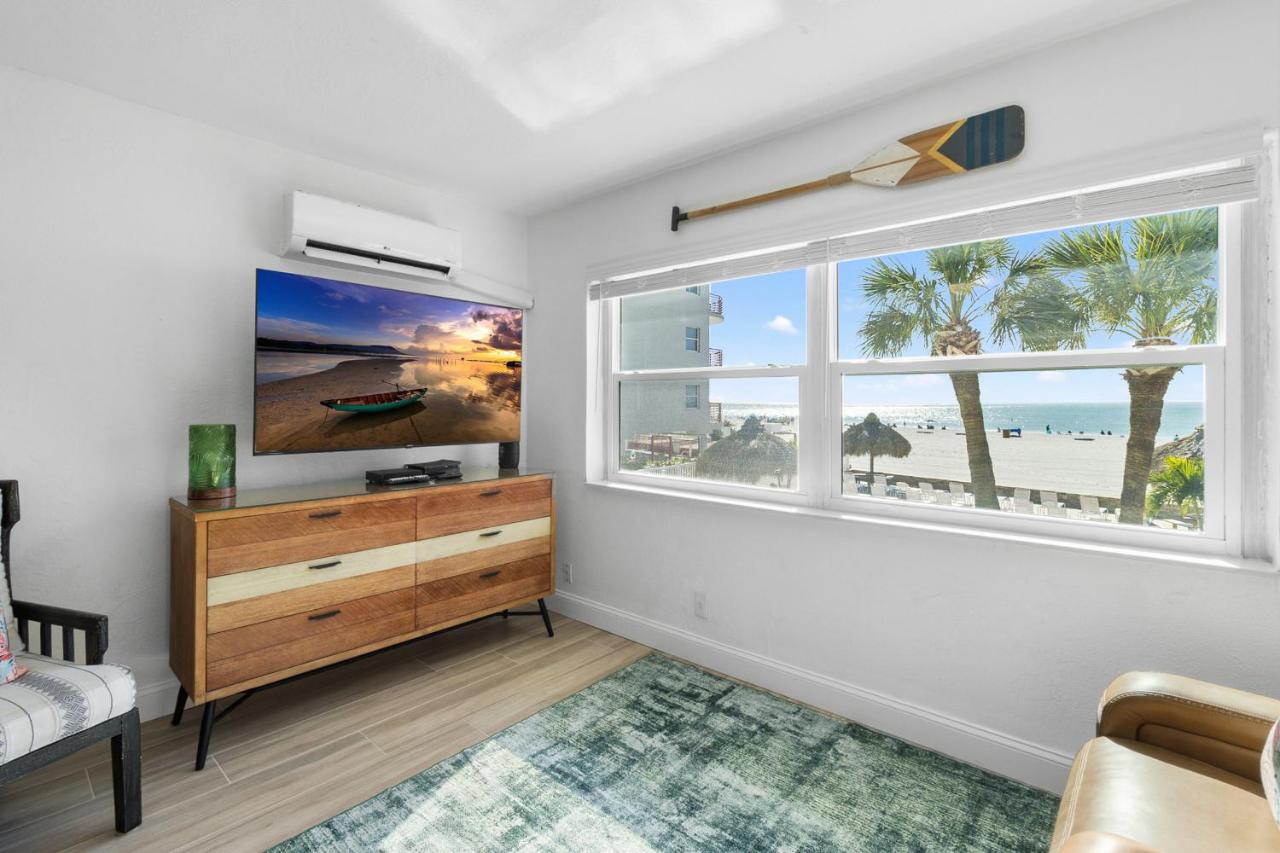 Studio Unit Facing Beach 2nd Fl - Surf Song #227 - B&B Saint Pete Beach