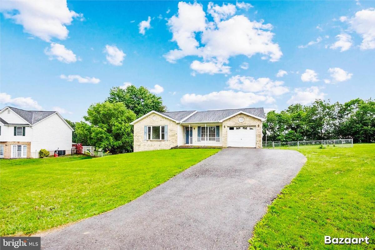 Pristine 3BR & 2bath Ranch style Near I-81 Hospitals & Downtown Martinsburg - Bed and Breakfast Martinsburg